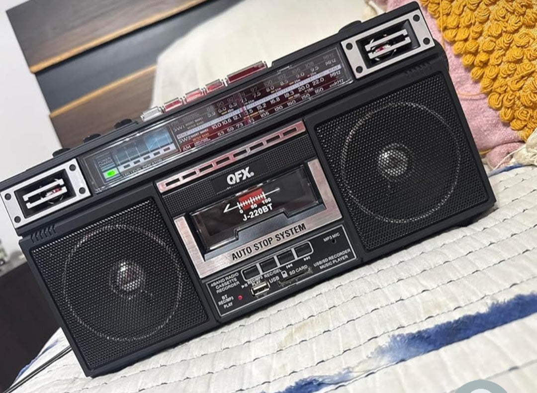 Retro BoomBox — Bluetooth Cassette Radio