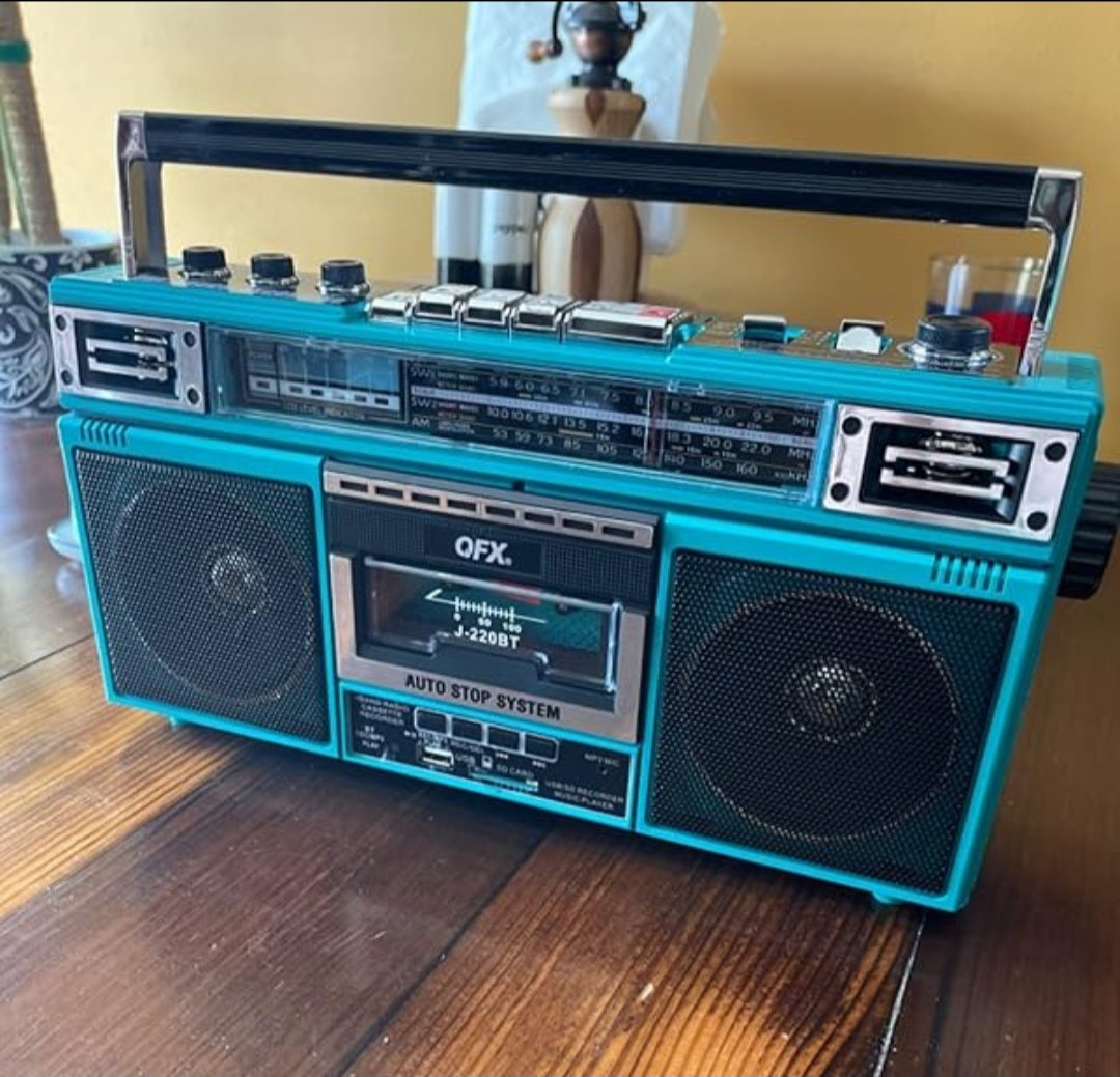 Retro BoomBox — Bluetooth Cassette Radio